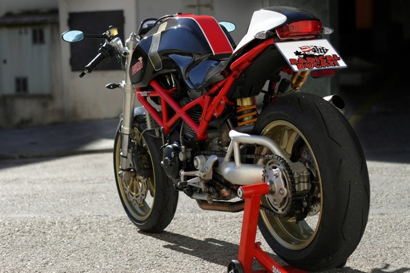 Мотоцикл Ducati Monster с комплектом Radical Ducati Manx.