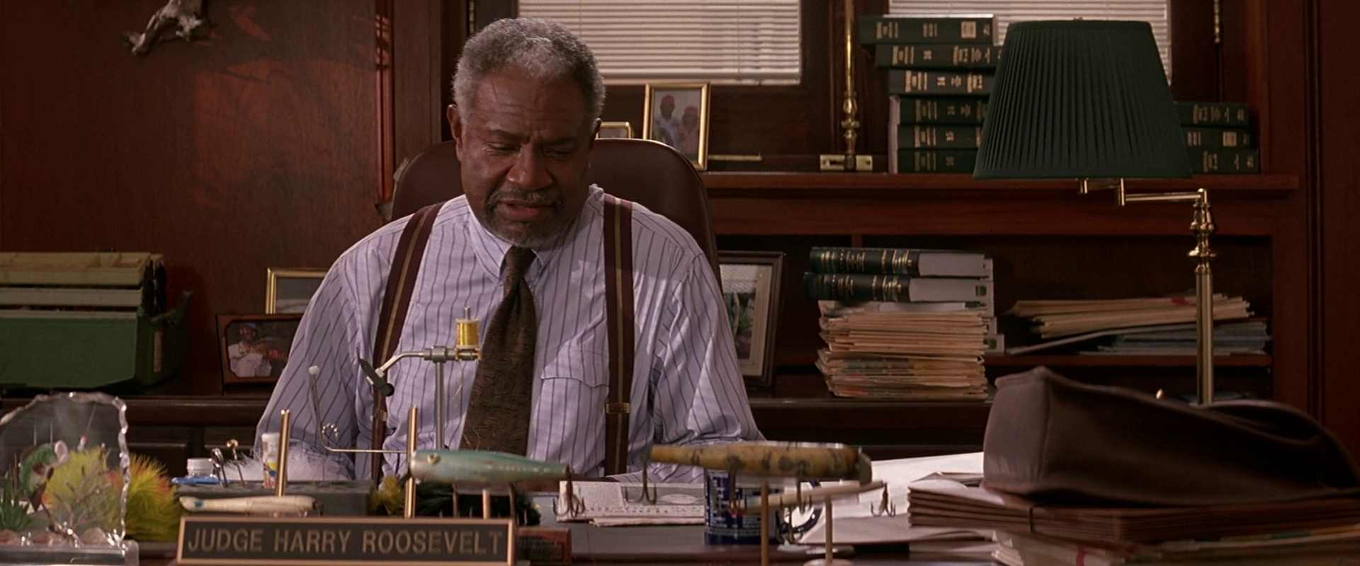 Лало саламанка звоните солу. Клиент сериал. Список клиентов фильм 2010. Список клиентов фильм 2010. Список клиентов гиф.