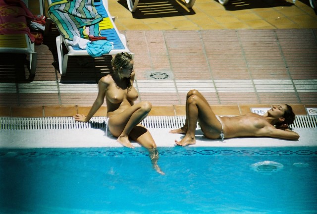 Девушки загорают топлесс возле бассейна / Hotel Pool Spy - Sexy Girls Tanning